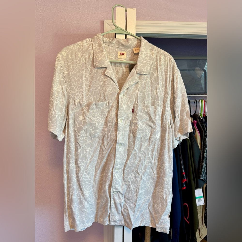 Levi’s Classic Camper Floral Pattern Mens Medium Button Down Short. Gray. NWT